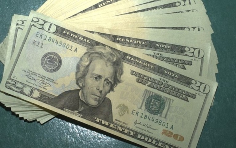 Dólar fecha em leve alta com aumento de casos de Covid-19 nos EUA