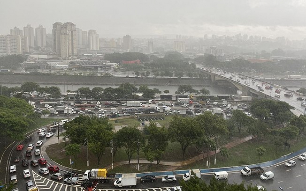 São Paulo registra alagamentos e linha de trem fica parcialmente paralisada São Paulo registra alagamentos e linha de trem fica parcialmente paralisada