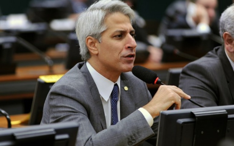 Câmara tem projeto que pode liberar compra de vacina sem passar pela Anvisa
