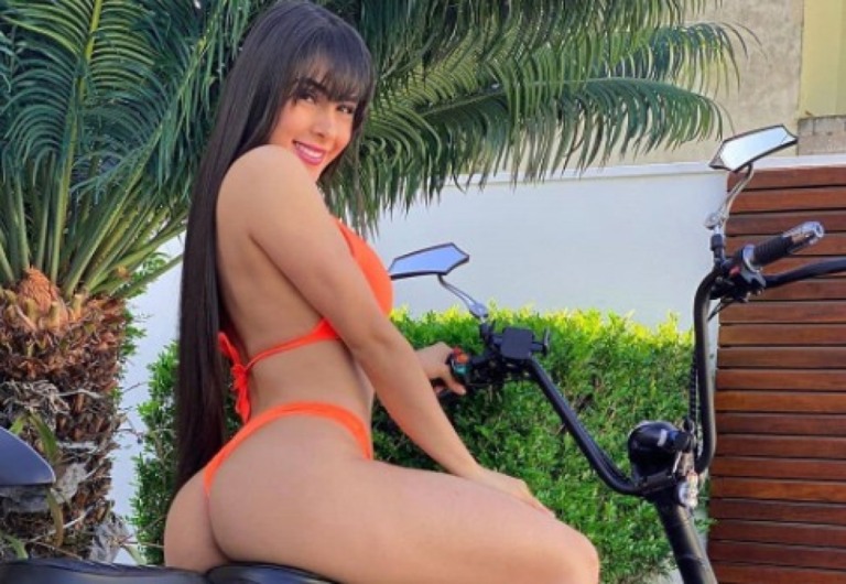 Juliana Caetano posa de roupa íntima e dispara: "Fazendo o que de bom?"