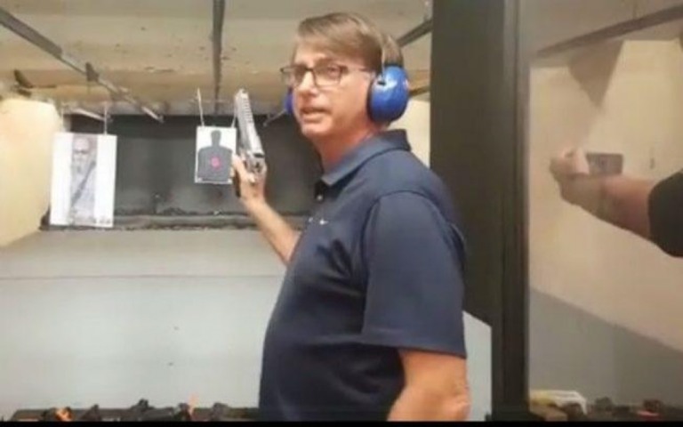 Bolsonaro anuncia retirada de imposto de importação de revólveres e pistolas
