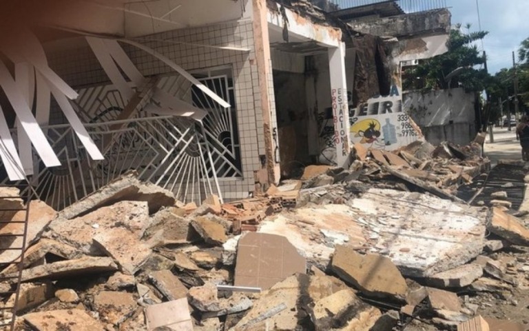 Susto em Fortaleza: fachada de prédio em área nobre desaba na cidade