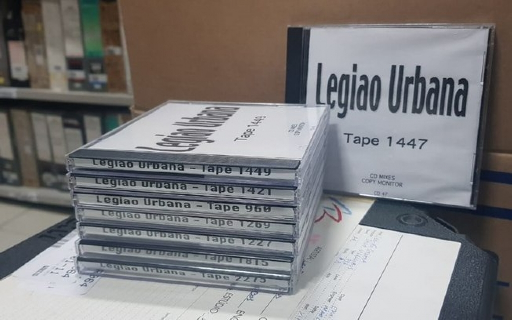 Polícia recupera material do cantor Renato Russo em depósito usado por gravadora