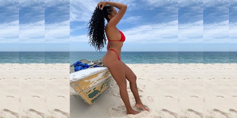 Giovanna Jacobina posa na praia e exibe corpo escultural