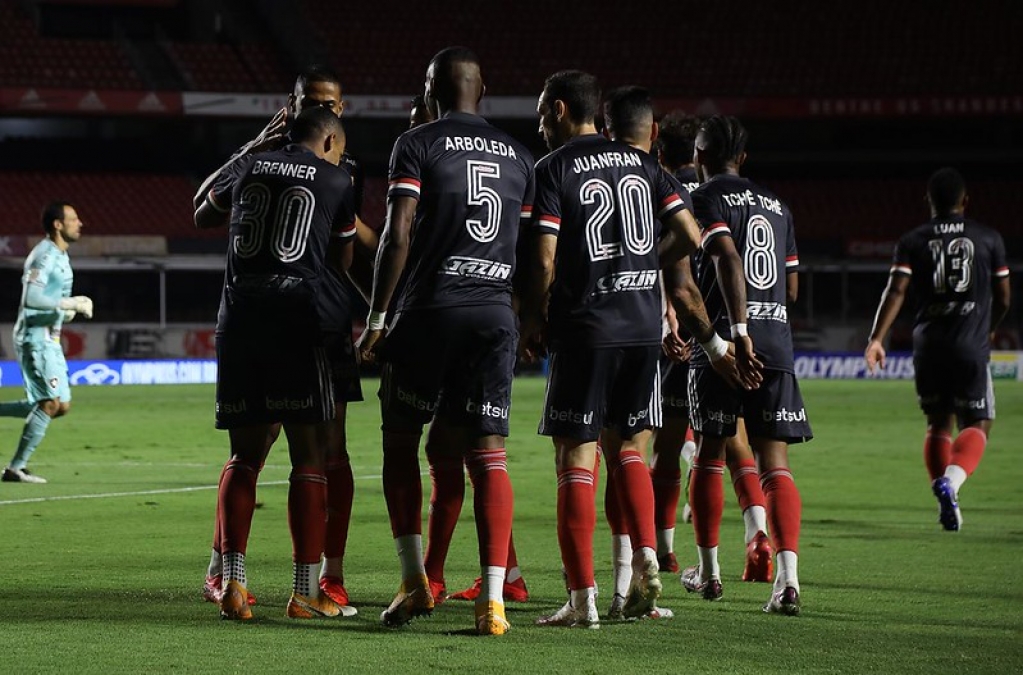 Tricolor goleia o Botafogo e amplia vantagem no Brasileirão