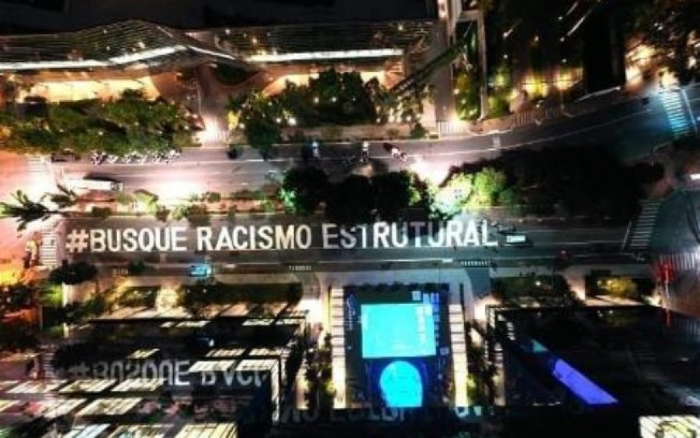 Artistas ativistas pintam "Busquem Racismo Estrutural" na Avenida Faria Lima