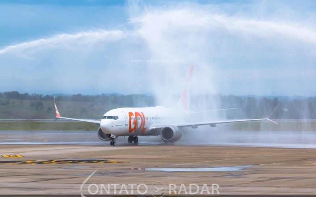 Boeing 737 MAX é recebido com batismo em Curitiba Boeing 737 MAX é recebido com batismo em Curitiba