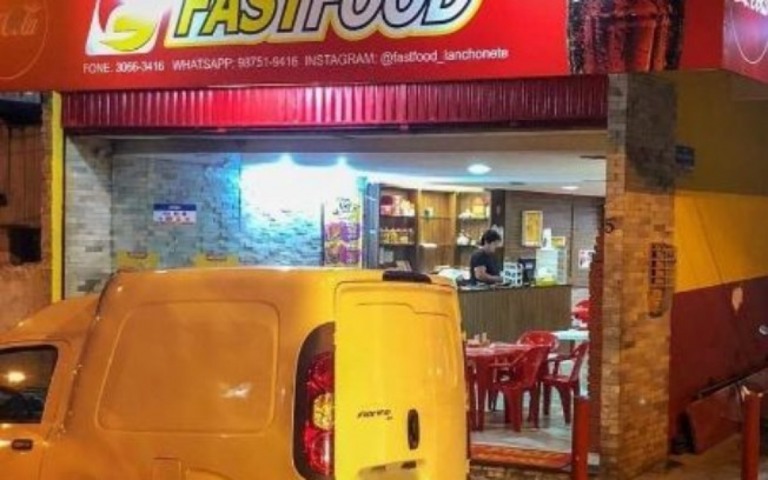 Cliente reclama com lanchonete por ser atendida por homem negro; dono rebate