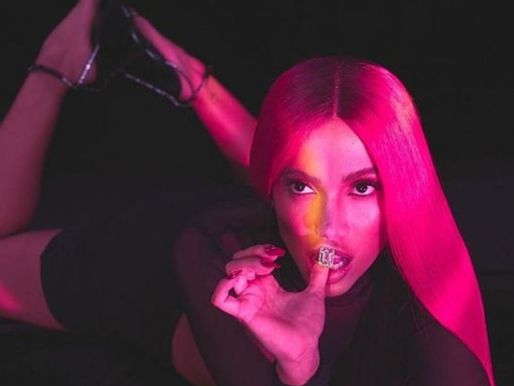 Anitta desafia a censura ao posar com modelito super transparente Anitta desafia a censura ao posar com modelito super transparente