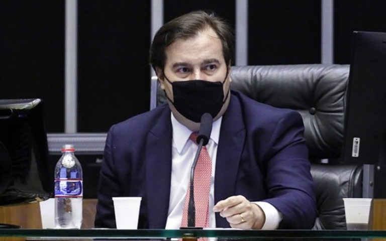 Maia comemora decisão da Anvisa sobre vacinação emergencial: "Evita uma CPI"
