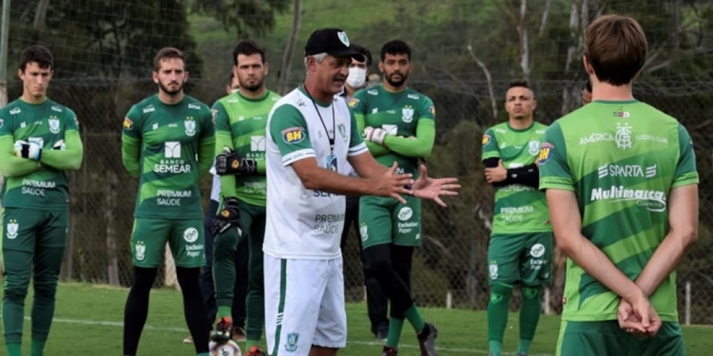 Técnico do América orienta time antes de treino para duelo com Paraná