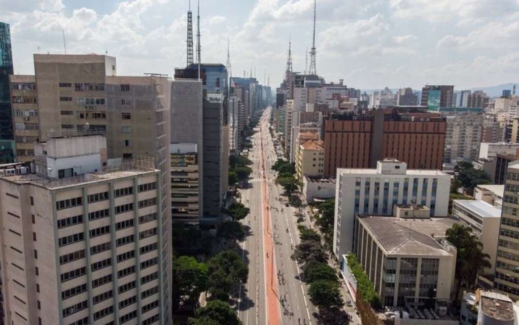 Governo de SP volta atrás e amplia horário do comércio no estado