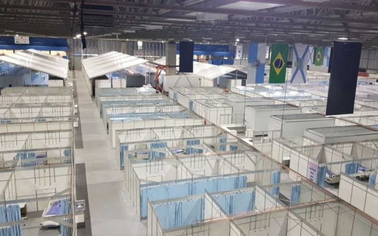 Paciente morre ao cair do telhado ao tentar fugir de hospital de campanha no RJ