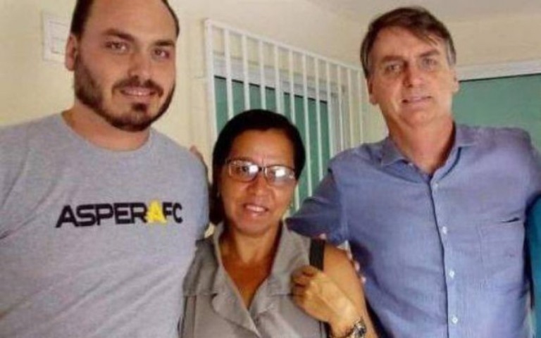 Fora da agenda, Bolsonaro visita ex-funcionária suspeita de ser fantasma