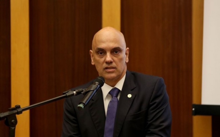 Democracia sobreviveu às milícias digitais em 2020, diz Alexandre de Moraes