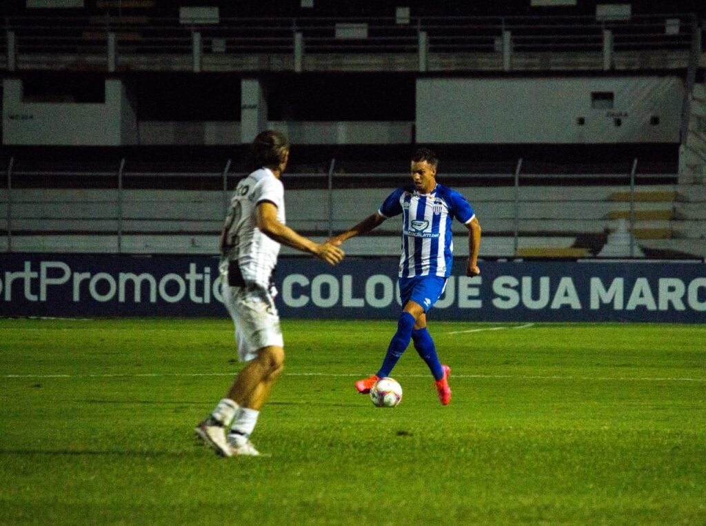 Avaí vence a Ponte Preta em Campinas e mantém foco no Acesso