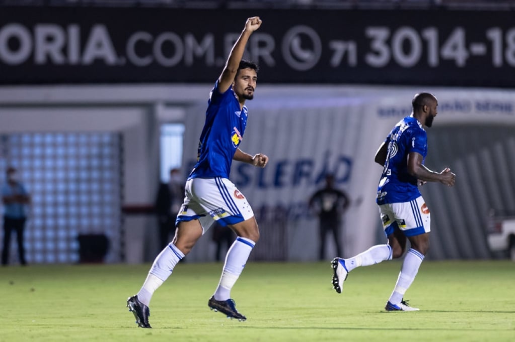 Com gol de Ramon, cruzeiro vence  Vitoria no Barradão, em Salvador