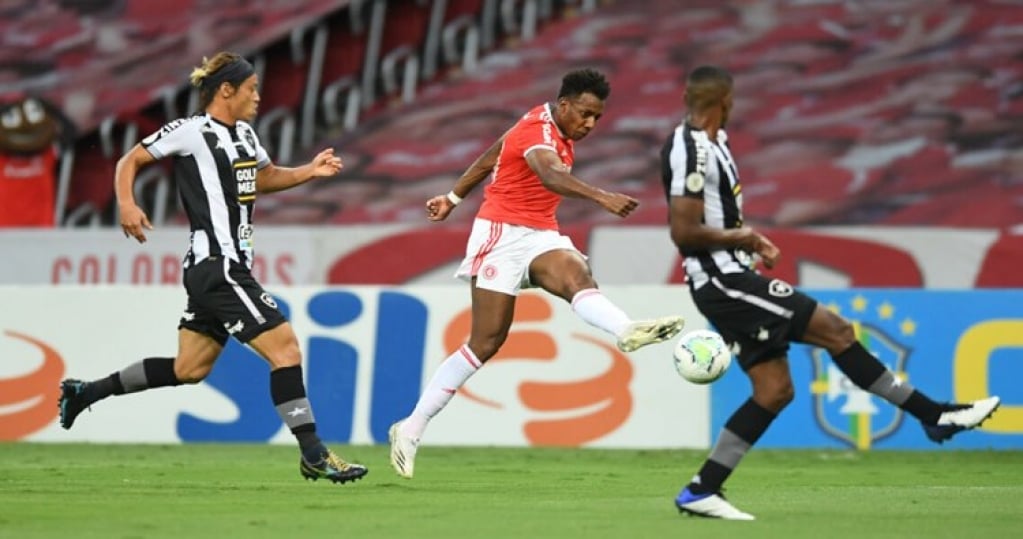 Internacional volta a vencer no Brasileirão e derrota Botafogo