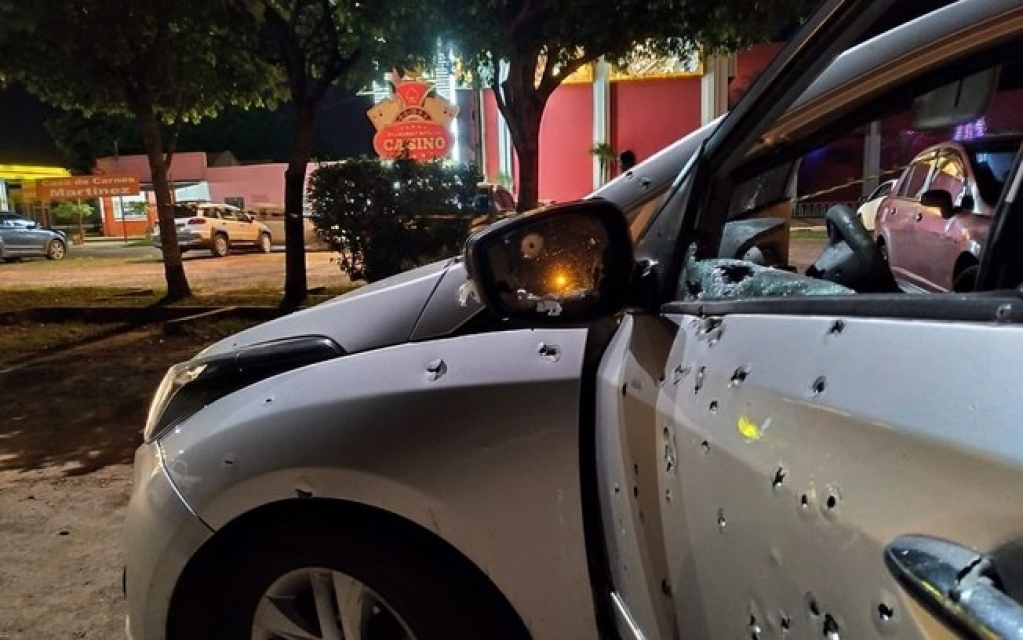 Casal é assassinado com 100 tiros de fuzil na fronteira do Brasil com o Paraguai Casal é assassinado com 100 tiros de fuzil na fronteira do Brasil com o Paraguai