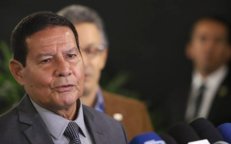 Mourão afirma que debate sobre data de vacinação é 'precipitado'
