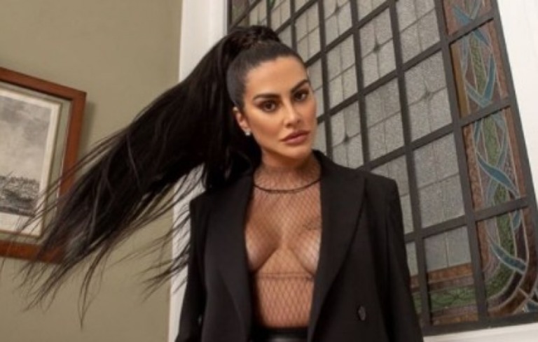 Cleo esbanja sedução em clique na beira da piscina: “Toda curvilínea”