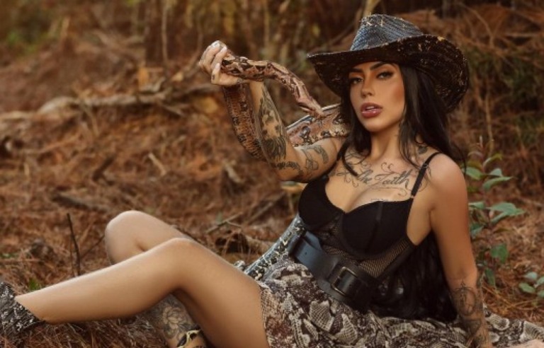 Mirella ostenta bronzeado fascinante em ensaio nu: "Concentra em mim"