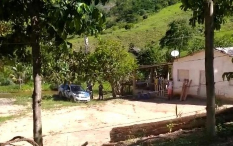 ES: Menino de 2 anos morre após ser baleado enquanto brincava no quintal de casa