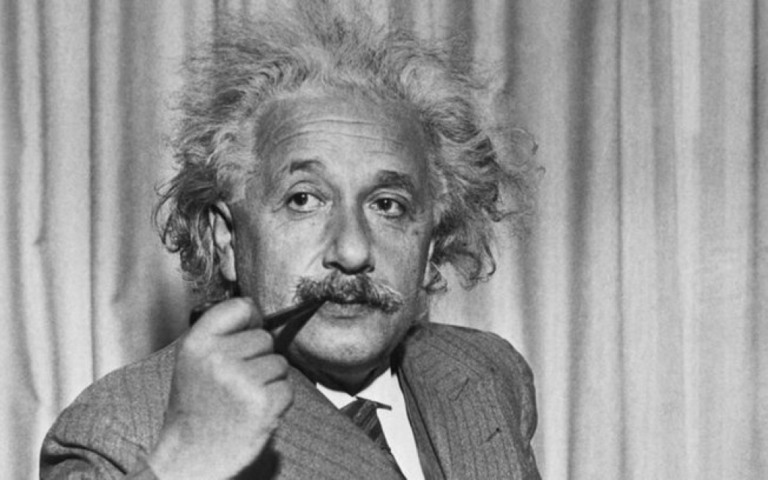 Homem faz B.O. contra Einstein por "erros na Teoria da Relatividade"; entenda