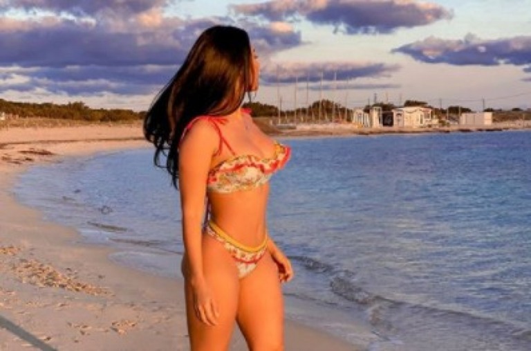 Simaria aposta em modelito curtíssimo e quase mostra demais