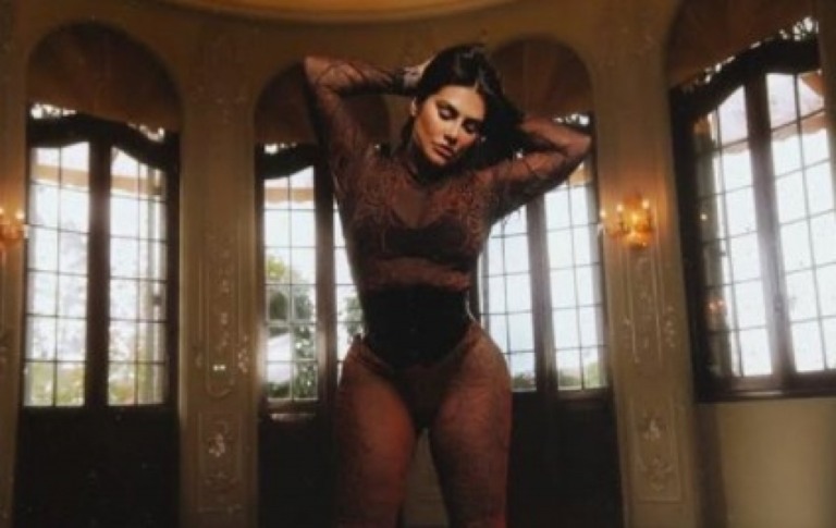 Cleo mostra “tanquinho trincado” em clique ousado