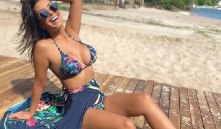 De biquíni, Ivy Moraes curte dia de praia e mostra shape enxuto