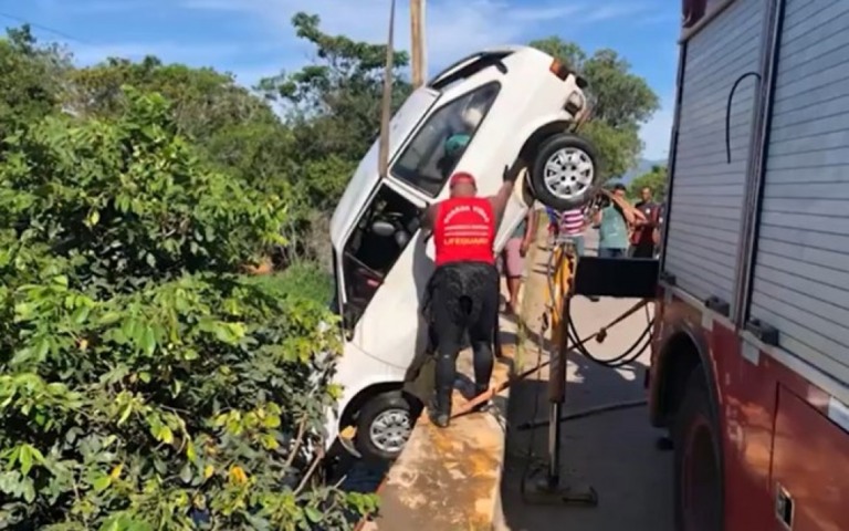 Seis crianças e um adulto morrem após carro cair em rio em Campos dos Goytacazes