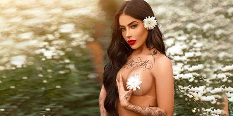 Mirella posa de lingerie vermelha e arranca suspiros dos fãs