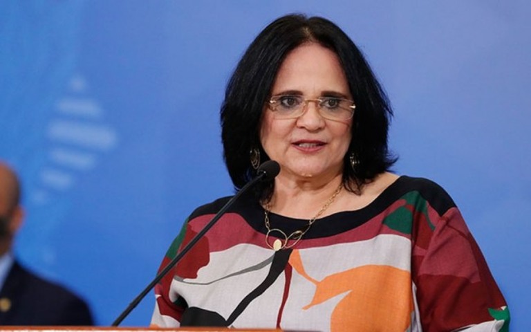 Negando a existência da maconha medicinal, ministério de Damares lança  cartilha
