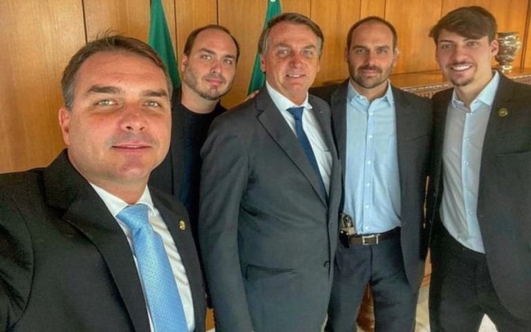 Flávio Bolsonaro enviou material da Abin a advogados e "pessoas de confiança"