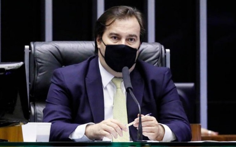 Bolsonaro "estimula candidatura de esquerda" na Câmara, diz Maia