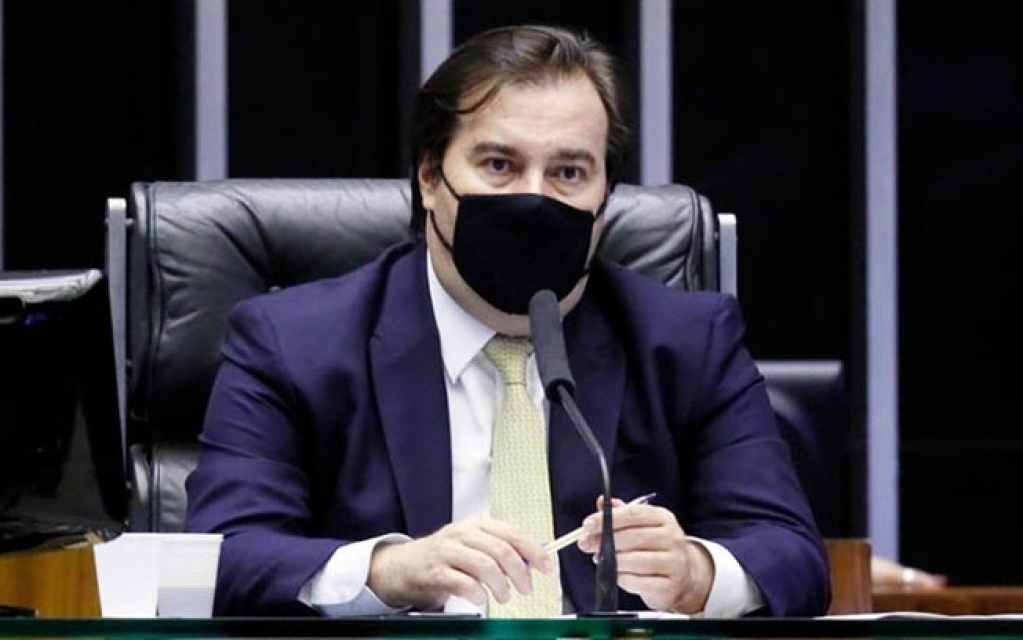 Bolsonaro "estimula candidatura de esquerda" na Câmara, diz Maia
