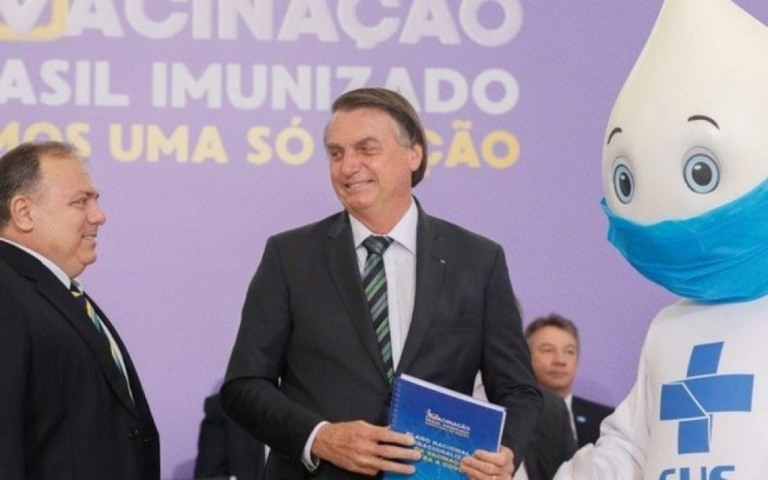 Após polêmica, Saúde tira nomes de pesquisadores do plano de vacinação