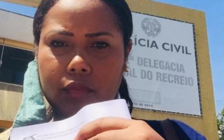 Professora diz que vizinha a chamou de "preta nojenta" e soltou cão sobre ela