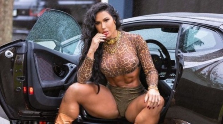 Gracyanne Barbosa tira selfie ousada antes do treino e estremece a web