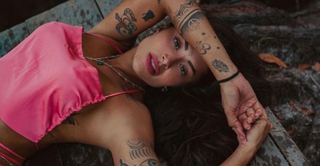 Aline Riscado posa com biquíni minimalista e rouba a cena no Instagram Aline Riscado posa com biquíni minimalista e rouba a cena no Instagram