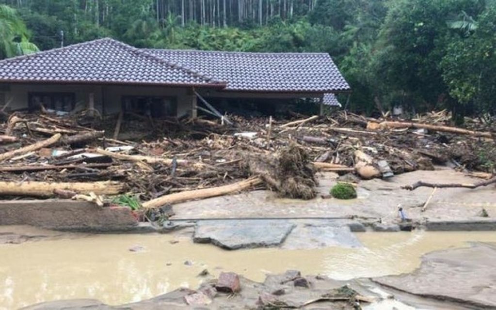 Chuva causa mortes e alagamentos em Santa Catarina Chuva causa mortes e alagamentos em Santa Catarina
