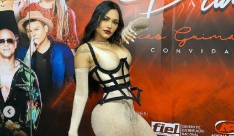 Ex-BBB Flay troca de roupa dançando e esquenta o clima da web