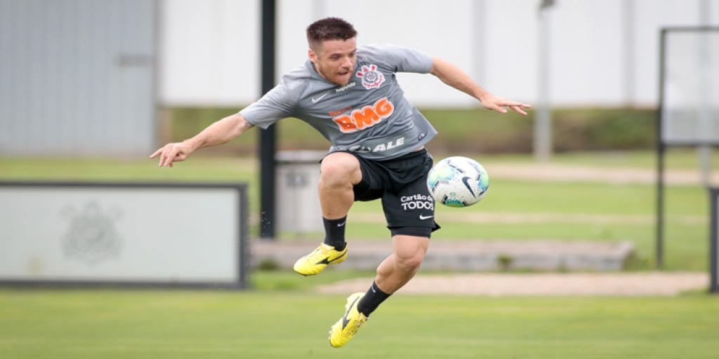 Elenco do Corinthians trabalha em campo de olho no Goiás