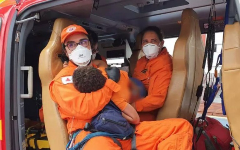 Menino de 7 anos tem peito perfurado por vergalhão ao cair de árvore em MG
