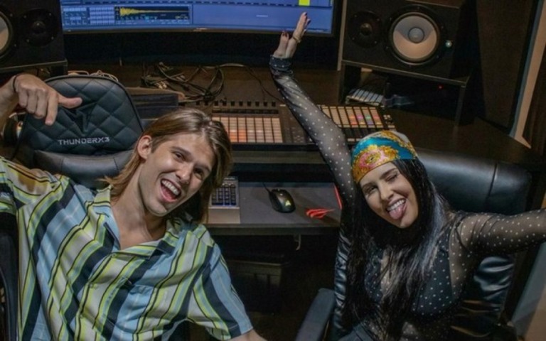 Filho de Emílio Surita, Dudu Surita assina novo single da cantora Manu Cabanas