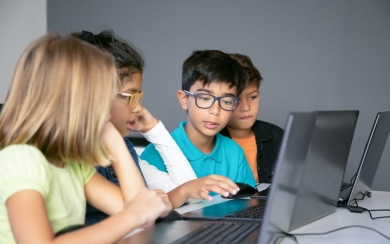 Era digital: entenda o impacto de telas no desenvolvimento cerebral das crianças