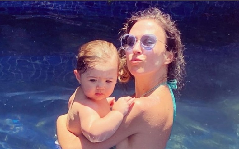 Tatá Werneck prova roupa que comprou para a filha no número errado: "Perfeito"