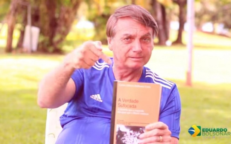 Bolsonaro exalta torturador e cita livro de Ustra como "leitura obrigatória"