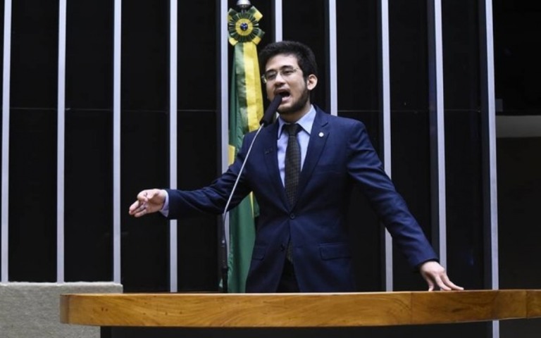 Kataguiri comete 'crime contra a honra' de Bolsonaro no plenário: "me processa"